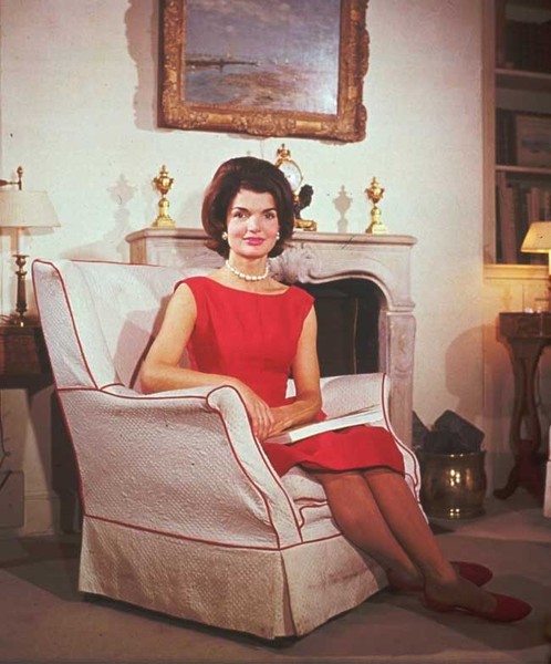 Cựu  Đệ nhất phu nhân Mỹ Jacqueline Kennedy không chỉ là một người phụ nữ xinh đẹp mà còn là người vẹn toàn. Ảnh BD